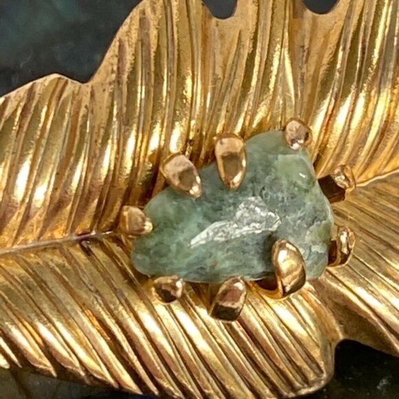 VTG 2" Gold Tone Leaf Caged Green Nephrite Jade Natural Stone Brooch Floral - Picture 3 of 12